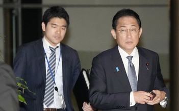 Thủ tướng Nhật Bản buộc con trai thôi việc thư ký riêng