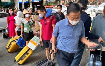 Trưa nay, sân bay Tân Sơn Nhất đông đúc người trở lại TP.HCM ngày cuối kỳ nghỉ