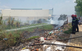 Đốt rác cháy lan uy hiếp nhà xưởng và khu dân cư ở TP.HCM