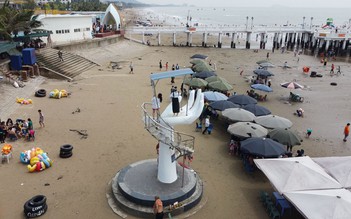 Chủ đầu tư nói gì về 5 bàn tay khổng lồ trên bãi biển Hải Tiến?