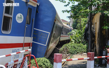 Tàu SE1 trật bánh khỏi đường ray tại Huế, hàng trăm hành khách hoảng loạn