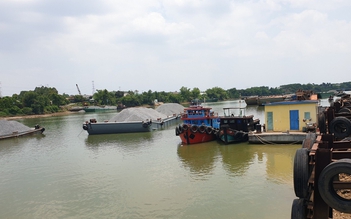Bình Dương: Tìm kiếm tài công rơi xuống sông Đồng Nai mất tích Bình Dương: Tìm kiếm tài công rơi xuống sông Đồng Nai mất tích