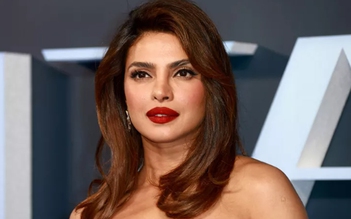 Cựu Hoa hậu Thế giới Priyanka Chopra Jonas bị 'trầm cảm' sau khi phẫu thuật mũi