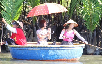 Vì sao video quay người phụ nữ Việt chèo thuyền thúng chở du khách bị phản ứng?