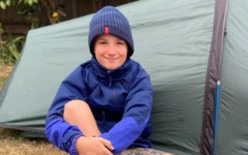Cậu bé ngủ ở lều suốt 3 năm... để quyên góp tiền từ thiện