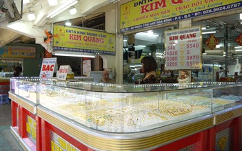 Người Việt Nam bớt ‘mê’ vàng: Chủ tiệm phải bán online ngay trên con đường vàng bạc