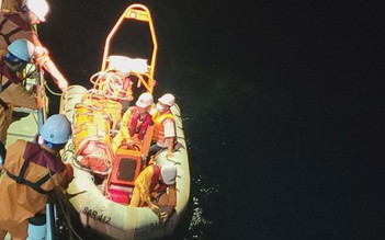 Khoảnh khắc cứu ngư dân ‘thập tử nhất sinh’ trên vùng biển Hoàng Sa