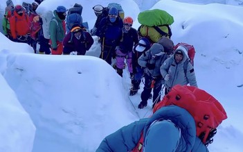 'Tắc đường' rủi ro trên đỉnh Everest
