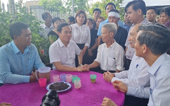 Phó thủ tướng Trần Lưu Quang thăm hỏi nạn nhân vụ tấn công trụ sở xã