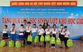 Bình Định: Nhà báo trao quà động viên học sinh vượt khó học giỏi