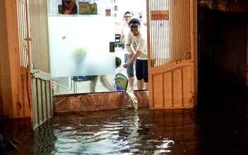 Đường phố Hà Nội 'ngập như sông' sau cơn mưa chập tối