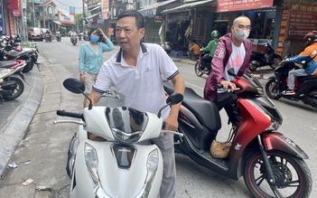 Hà Nội: Ô tô, xe máy bỗng không mở được khóa thông minh, nhiều người 'méo mặt'
