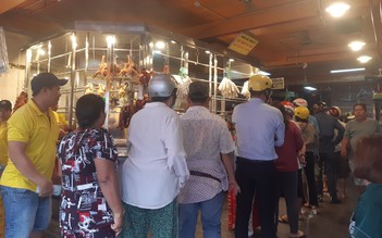 Cửa hàng vịt quay nổi tiếng tại TP.HCM đông nghẹt khách ngày Tết Đoan Ngọ