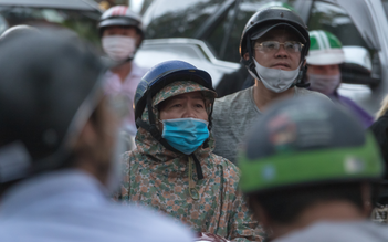 Phụ huynh 'đội mưa' ngóng con hoàn thành môn thi tốt nghiệp THPT