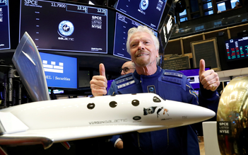 Virgin Galactic đưa 4 hành khách lên không gian