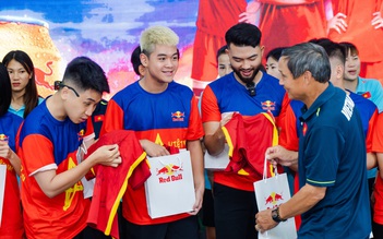 Xúc động khoảnh khắc tiếp động lực cho đội tuyển nữ Việt Nam hướng đến World Cup 2023