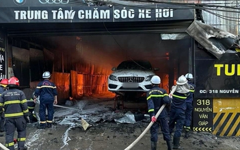 Gara ô tô bốc cháy dữ dội, xe Mercedes bên trong bị 'vạ lây'