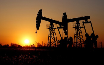 Giá dầu tăng vọt sau khi Ả Rập Xê Út đơn phương giảm tiếp sản lượng