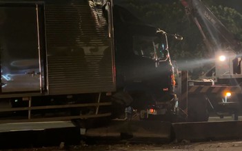 Xe tải tông nát dải phân cách Quốc lộ 1 lúc gần nửa đêm