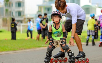 Mong con cao khỏe: Bố mẹ chi tiền triệu cùng con học trượt patin