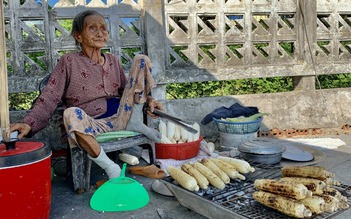 Cụ bà 80 tuổi với hàng bắp nướng mắm nêm suốt 30 năm