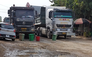 Dân chặn đường vì xe tải chở vật liệu gây ô nhiễm môi trường