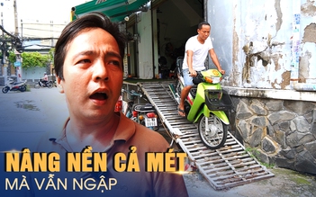 Khổ sở ở rốn ngập Thủ Đức: "Đi vô đây cái là chết máy, xe hư"