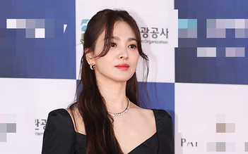 Song Hye Kyo sang chảnh, YoonA khoe lưng trần trên thảm đỏ Rồng Xanh