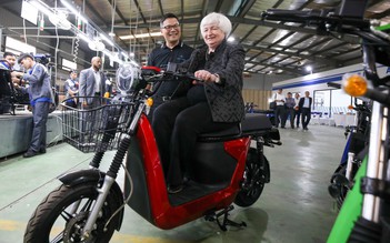 Bộ trưởng Bộ Tài chính Mỹ Janet Yellen thích thú với xe máy điện 'Made in Vietnam'