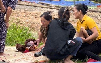 Người dân giúp sản phụ sinh con ngay bên lề đường