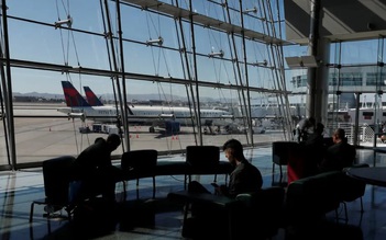 Hành khách bị bỏ mặc trên máy bay nhiều giờ giữa nóng cực độ ở Mỹ