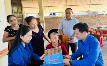 Anh Ngô Văn Cương thăm, tặng quà cho thân nhân gia đình liệt sĩ tại Hà Tĩnh