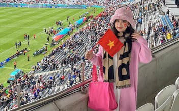 Diện áo dài vào sân cổ vũ Đội tuyển nữ Việt Nam dự World Cup