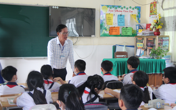 Chuyện tử tế: Thầy giáo làm MC kiếm tiền giúp đỡ học sinh nghèo