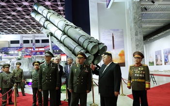 Nhà lãnh đạo Kim Jong-un giới thiệu vũ khí mới với Bộ trưởng Nga Shoigu