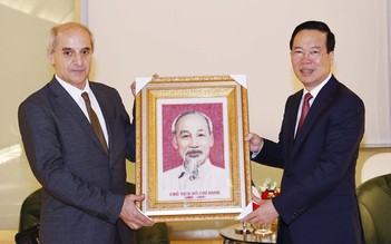 Chủ tịch nước tặng chân dung Bác Hồ cho Tổng Bí thư Đảng Cộng sản Ý