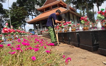 Người thương binh canh 'giấc ngủ' cho đồng đội: 'Nhìn hoa nở trên các phần mộ, tôi rất vui'