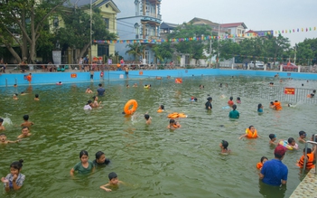 Người dân ngoại thành Hà Nội chi tiền tỉ, biến ao tù thành 'ao bơi miễn phí'
