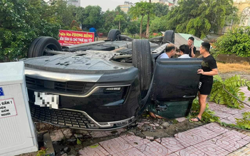 TP.Thủ Đức: Xe ô tô lật ngửa trên vỉa hè đại lộ Phạm Văn Đồng