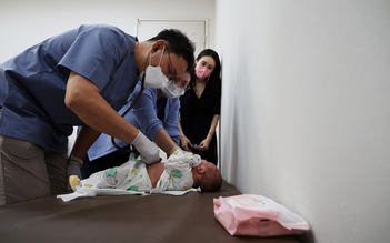 Tỷ lệ sinh quá thấp, bác sĩ nhi khoa Hàn Quốc đồng loạt bỏ nghề