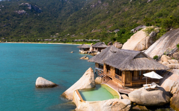 Khách du lịch quay trở lại, Six Senses Ninh Vân Bay, khách sạn Hội An... thoát lỗ