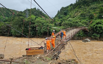 Công nhân điện lực Yên Bái băng rừng cấp điện trở lại ở Mù Cang Chải