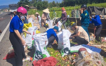 Giúp tài xế thu gom hàng hóa sau khi xe tải gặp nạn