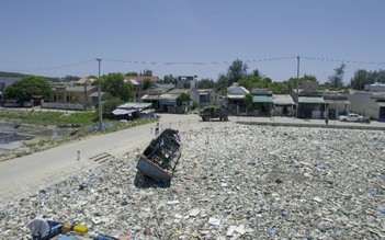 Không còn nhận ra đầm nước mặn Sa Huỳnh vì rác thải bủa vây