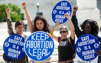 Bé gái 13 tuổi sinh con tại Mỹ vì quy định cấm phá thai