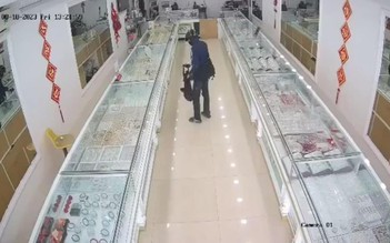 Đang truy bắt nghi phạm cầm búa cướp tiệm vàng ở Hưng Yên