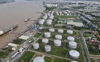 Chi phí đưa xăng dầu từ nước ngoài về cảng Việt Nam bao nhiều đồng một lít?