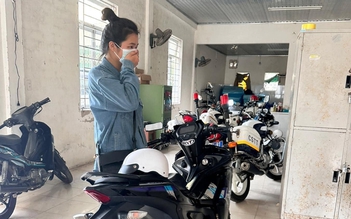 Bốc đầu mô tô trong đêm, cô gái Quảng Trị bị lực lượng CSGT 'hỏi thăm'