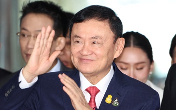 Cựu Thủ tướng Thái Lan Thaksin nhập viện trong đêm đầu ở trại giam