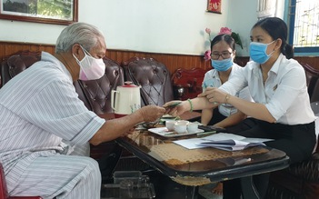 Người dân tỉnh Ninh Thuận phấn khởi khi nhận lương hưu, trợ cấp BHXH theo mức mới